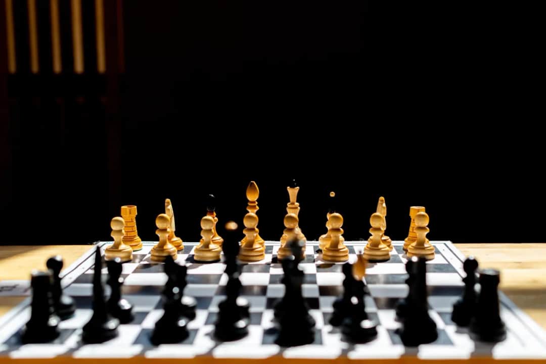 Zasady poruszania się pionków w szachach - kompletny poradnik dla graczy