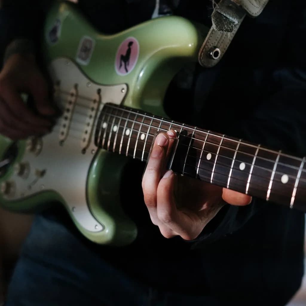 Jak zacząć naukę gry na gitarze elektrycznej – proste kroki dla początkujących