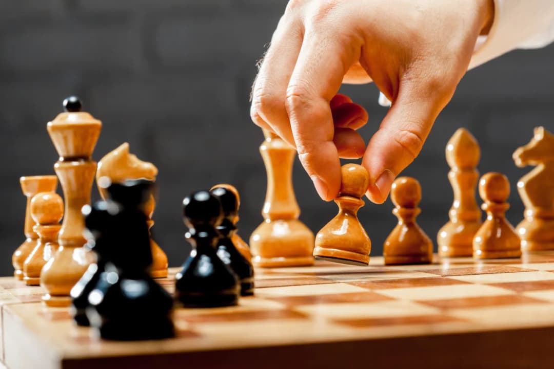 Jak poprawić grę w szachy? Kluczowe strategie i techniki dla początkujących graczy
